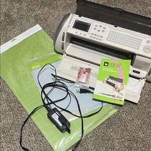 Cricut Electronic Cutter with Green Mat and Accessories